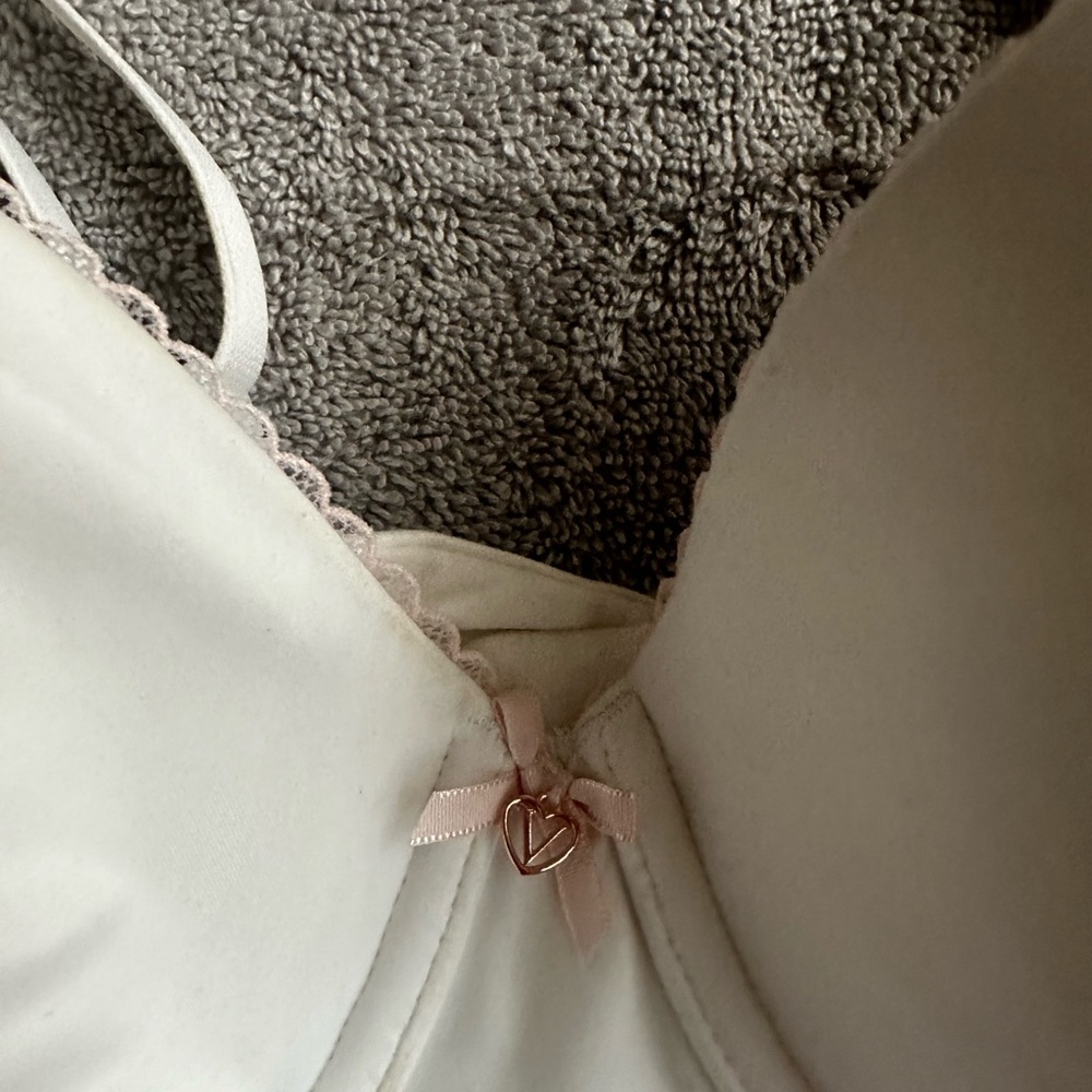Victoria Secrets 36DD - Picture 3 of 4
